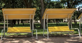 Banc public avec toit