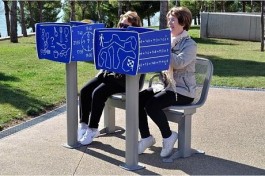 DEUX FAUTEUILS AVEC 2...