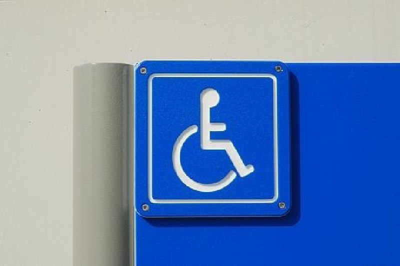PANNEAU AVEC DOUBLE HÉLICE. ACCESSIBLE PMR