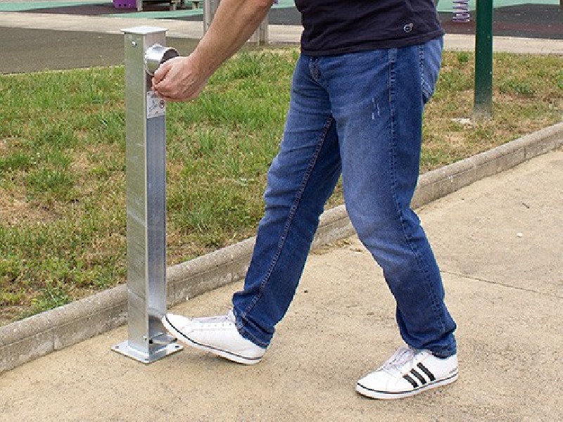 Totem distributeur de gel hydroalcoolique