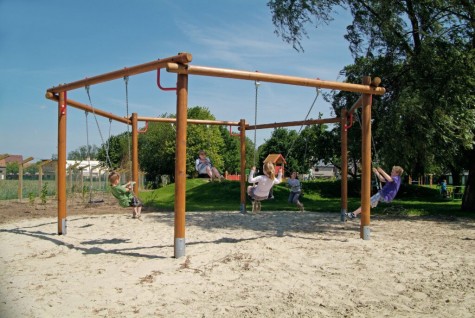 BALANÇOIRE HEXAGONALE AVEC DES SIÈGES EN CAOUTCHOUC AVEC ANNEAU DE SÉCURITÉ