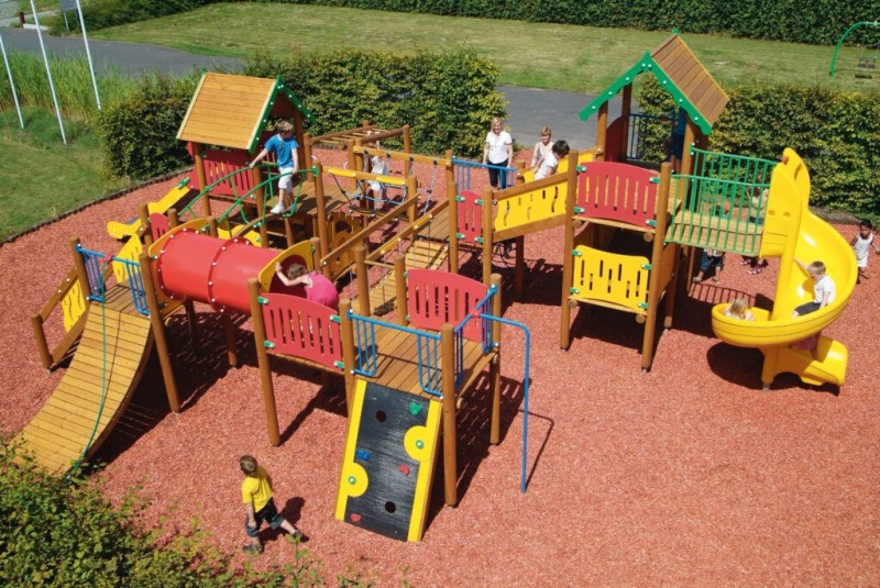 AIRE DE JEUX AVEC DES GRANDES STRUCTURES COMBINÉES