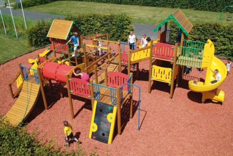 AIRE DE JEUX AVEC DES GRANDES STRUCTURES COMBINÉES