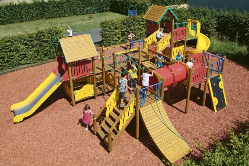 AIRE DE JEUX AVEC DES GRANDES STRUCTURES COMBINÉES