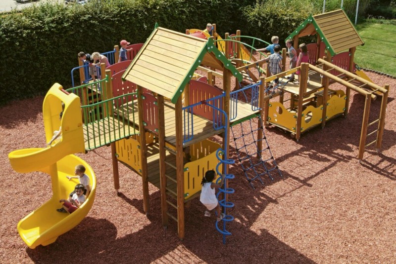 AIRE DE JEUX AVEC DES GRANDES STRUCTURES COMBINÉES