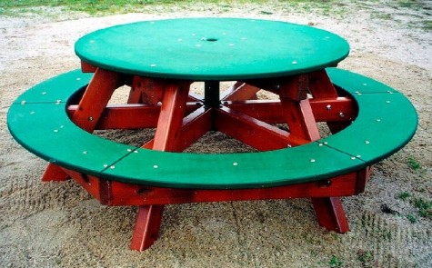 Table ronde en bois pour l'extérieur