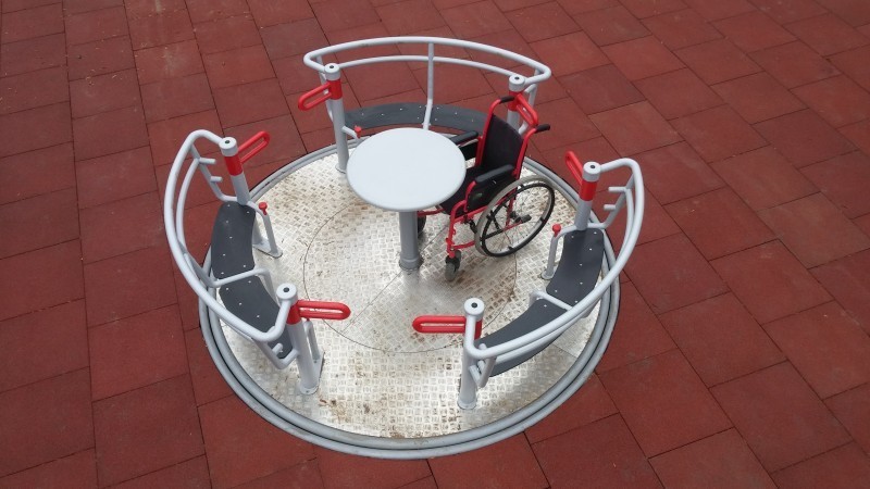 Carrousel inox avec accès fauteuil roulant PMR