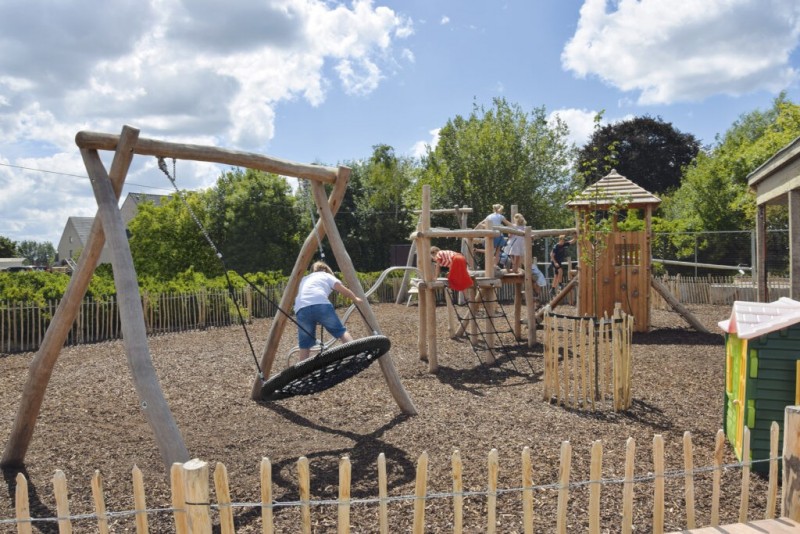 BALANÇOIRE SOUCOUPE VOLANTE EN BOIS DE ROBINIER