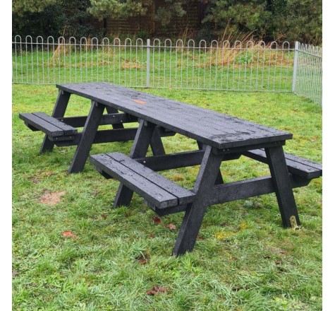 Table pique-nique en plastique recyclé noir PMR 8 ou 10 places assises