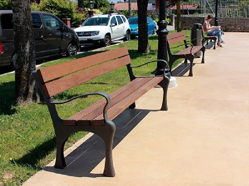 Banc public en bois tropical