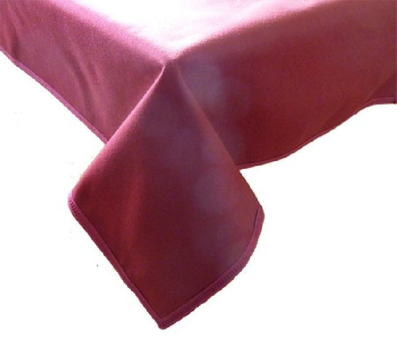 Tapis de table Grenat avec coupe franche