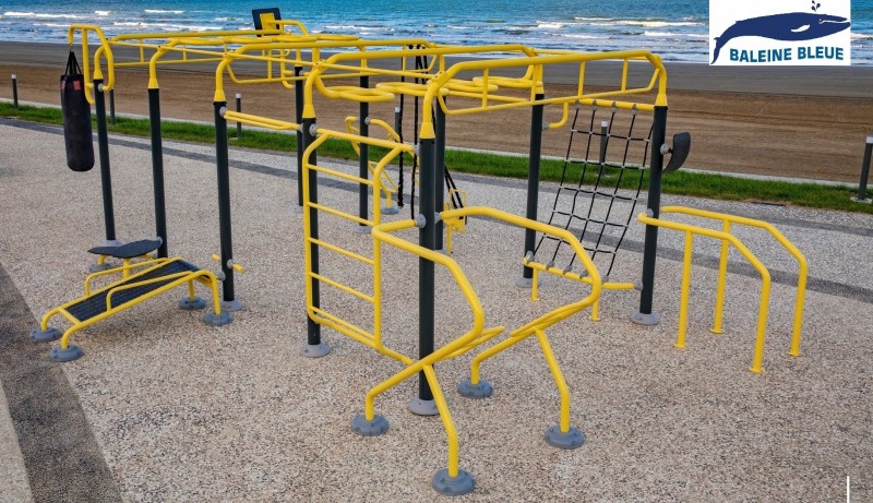 Parc sportif extérieur avec sac de frappe