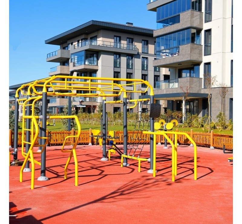 Parc sportif extérieur avec sac de frappe