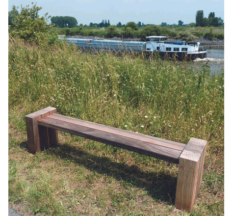 Banquette en padouk sans dossier, modèle indépendant et autostable.