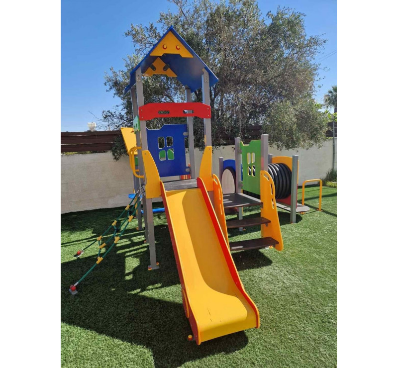 Jeux pour enfants boutique avec tunnel et toboggan