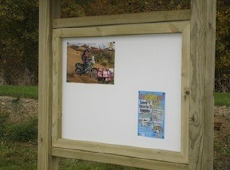 Panneau d'affichage bois sans toit (130 cm x 130 cm)