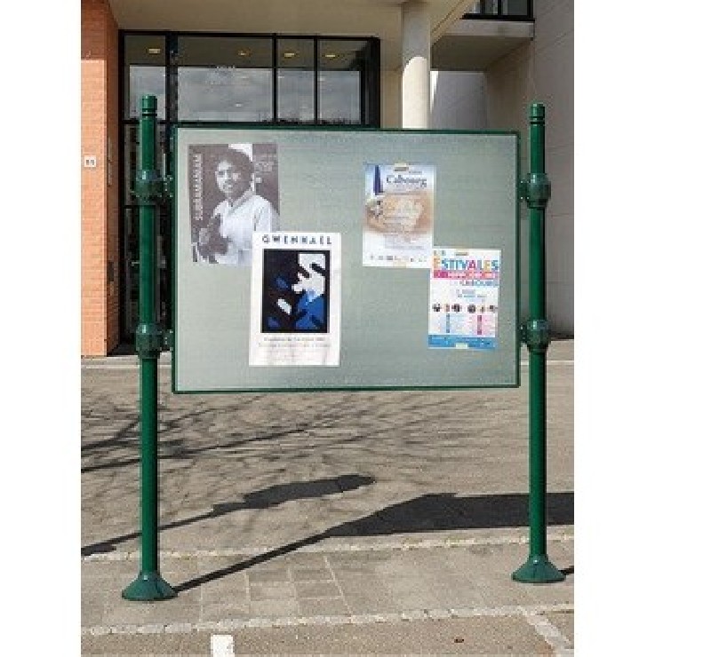Panneau d'affichage libre sur poteaux