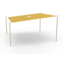 Voile d'ombrage carrée jaune avec des poteaux en métal crème