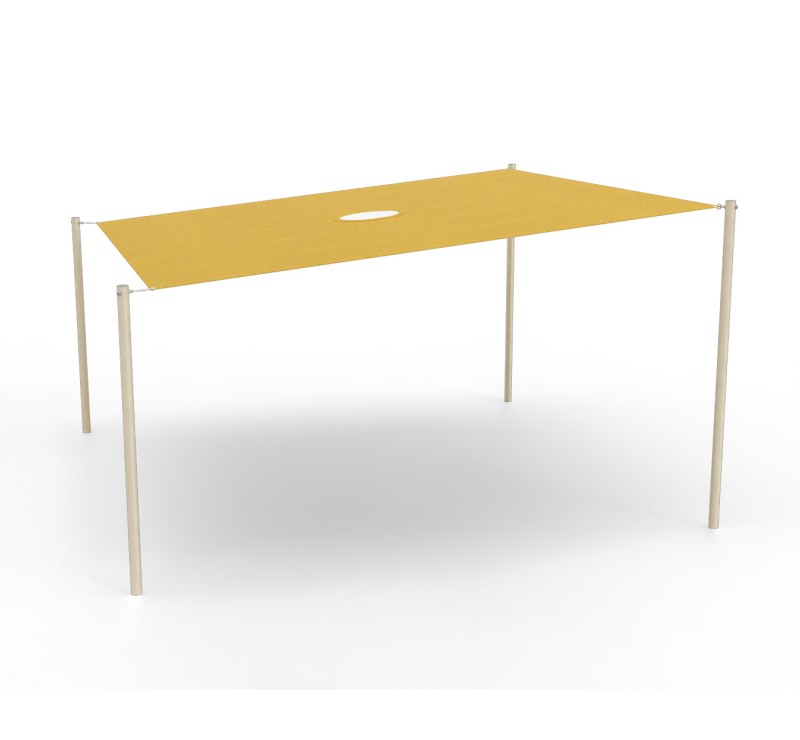 Voile d'ombrage carrée jaune avec des poteaux en métal crème