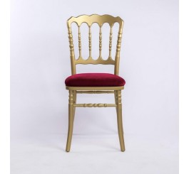Chaise en bois doré pour usage professionnel