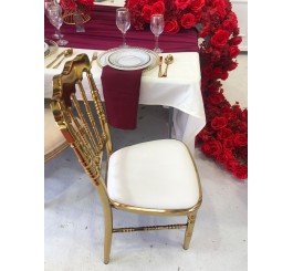 Chaise en métal doré