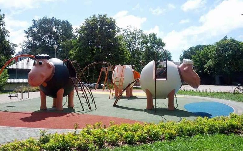 Structure de jeux "le mouton blanc et son portique-balançoire" Structure de jeux "le mouton blanc et son portique-balançoire"