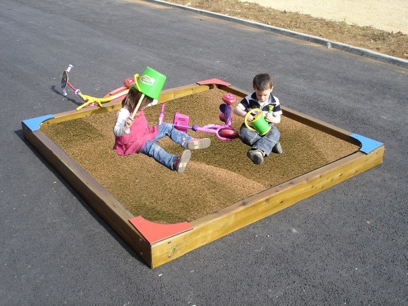 Bac à sable pour écoles - dimensions : 3 m x 3 m Bac à sable pour écoles - dimensions : 3 m x 3 m