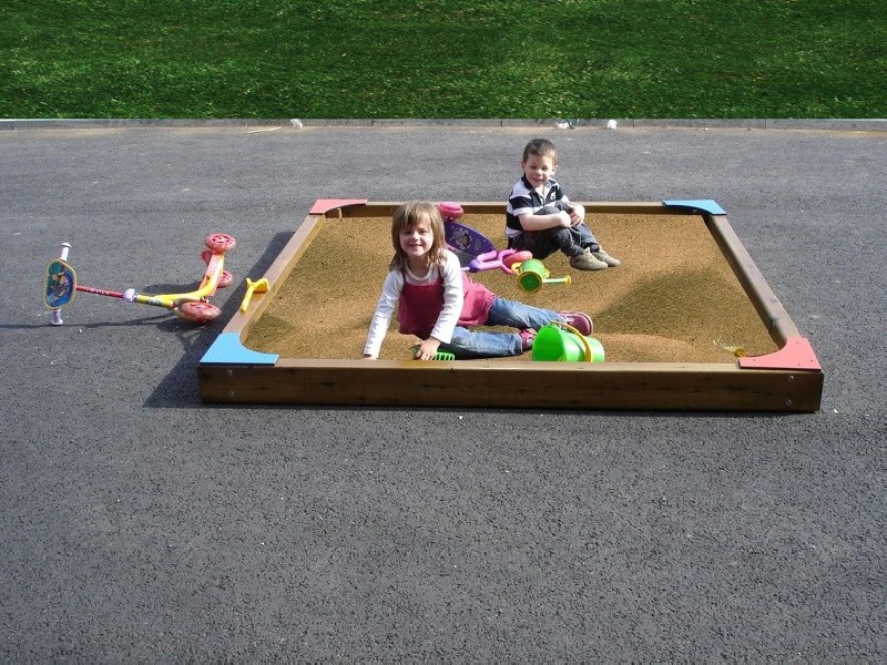 Bac à sable pour écoles - dimensions : 3 m x 3 m Bac à sable pour écoles - dimensions : 3 m x 3 m