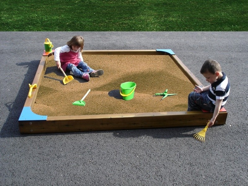 Bac à sable pour écoles - dimensions : 3 m x 3 m Bac à sable pour écoles - dimensions : 3 m x 3 m