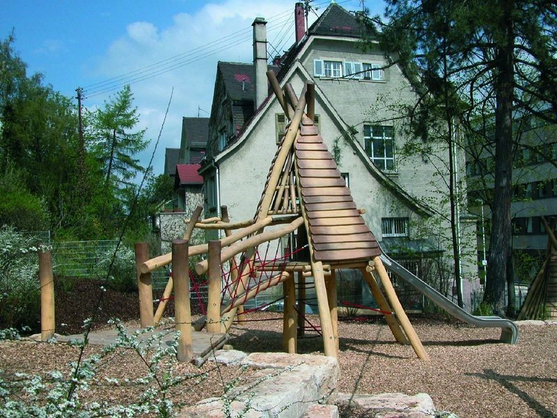 Aire de jeux tipi amérindiens en bois de robinier