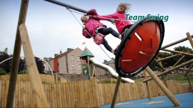 Portique-balançoire soucoupe volante en caoutchouc