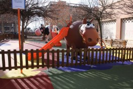 Structure de jeux "cheval et toboggan avec mât de pompier"