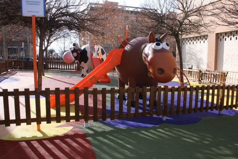 Structure de jeux "cheval et toboggan avec mât de pompier"