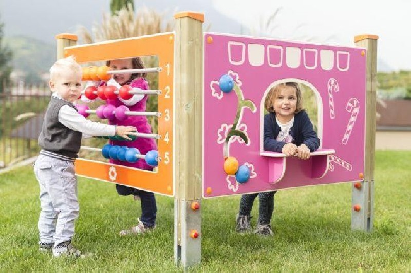 Cabane pour enfants avec table et bancs