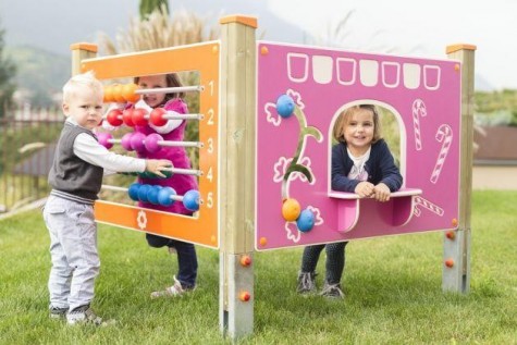 Cabane pour enfants avec table et bancs